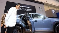 Geliat pertumbuhan ekonomi melalui penjualan mobil. (Foto: Setpres)