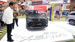 Momen Jokowi Kelilingi Pameran GIIAS 2021