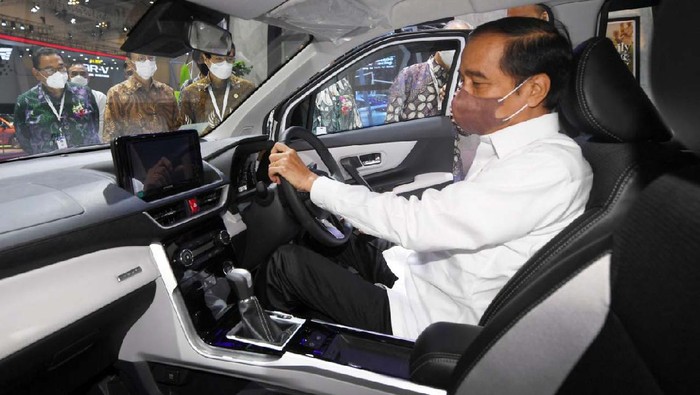 Presiden Joko Widodo meninjau pameran GIIAS 2021 yang digelar di ICE BSD City, Tangerang. Jokowi berkeliling melihat pameran mobil, motor, hingga kendaraan komersial.