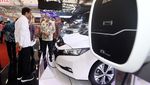 Momen Jokowi Kelilingi Pameran GIIAS 2021