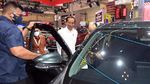 Momen Jokowi Kelilingi Pameran GIIAS 2021