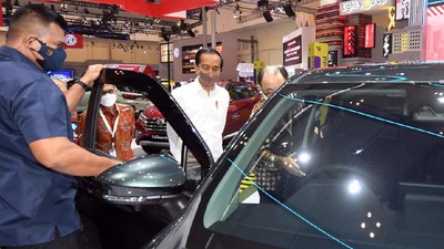 Momen Jokowi Kelilingi Pameran GIIAS 2021