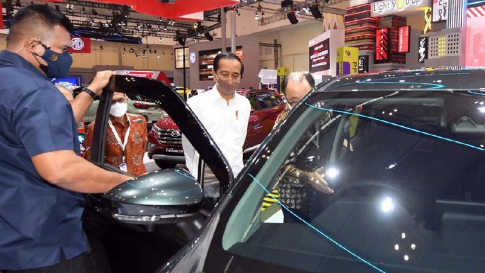 Momen Jokowi Kelilingi Pameran GIIAS 2021 Presiden Joko Widodo meninjau pameran GIIAS 2021 yang digelar di ICE BSD City, Tangerang. Jokowi berkeliling melihat pameran mobil, motor, hingga kendaraan komersial.