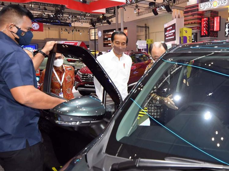 Momen Jokowi Kelilingi Pameran GIIAS 2021