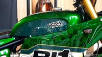 Nuansa Indonesia makin kental dengan motif Batik Mega Mendung di sisi samping bagian fairing. Tak ketinggalan terdapat emblem bertuliskan nama Presiden Jokowi pada bagian tangki motor. Foto: Ridwan Arifin