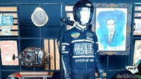 Tak hanya motor, apparel Presiden Jokowi saat menjajal Sirkuti Mandalika juga ikut dipamerkan. Foto: Ridwan Arifin
