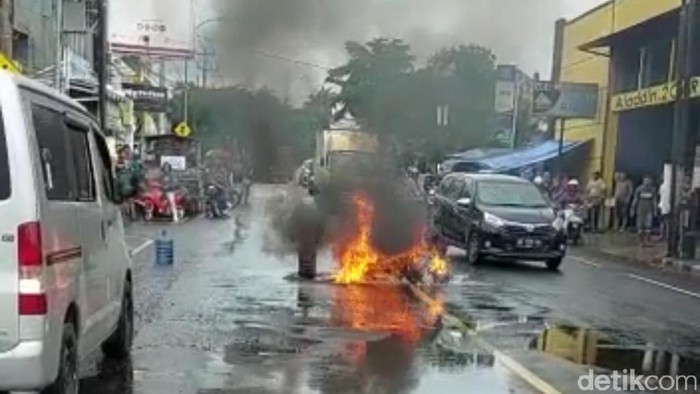 Motor pengangkut galon di Ciamis terbakar