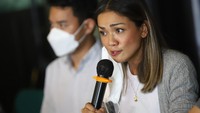 Nirina Zubir menggelar jumpa pers di kawasan Antasari, Jakarta Selatan, Rabu (17/11/2021). Foto: Palevi/detikcom