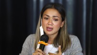 Nirina Zubir menangis mengingat pesan ibundanya yang kini telah tiada. Foto: Palevi/detikcom