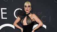 Untuk lebih menonjolkan penampilannya, Lady Gaga memilih lipstik merah menyala dan eyeliner hitam pekat. Evan Agostini/Invision/AP/Evan Agostini