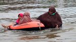 Ojek Perahu Wara-wiri Saat Banjir Merendam Sintang