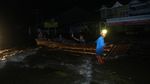 Ojek Perahu Wara-wiri Saat Banjir Merendam Sintang