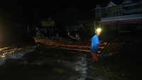 Jasa ojek perahu pun jadi andalan warga yang terdampak banjir di kawasan Sintang, Kalimantan Barat. Ojek perahu wara-wiri menyeberangkan warga tak hanya saat pagi dan siang hari tetapi juga saat malam hari.