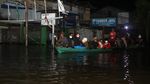 Ojek Perahu Wara-wiri Saat Banjir Merendam Sintang