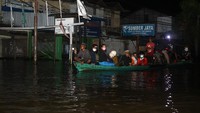 Sementara itu, banjir yang masih merendam kawasan Sintang membuat PLN Unit Layanan Pelanggan (ULP) Sintang melakukan pemadaman listrik di kawasan tersebut karena terdapat gardu yang terdampak banjir. Pemadaman dilakukan untuk keamanan dan keselamatan masyarakat.