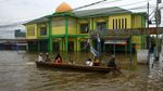 Ojek Perahu Wara-wiri Saat Banjir Merendam Sintang
