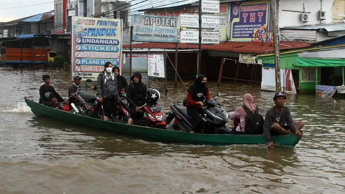 Banjir masih merendam kawasan Sintang, Kalimantan Barat. Jasa ojek perahu pun jadi andalan warga saat harus beraktivitas di kala banjir masih melanda.