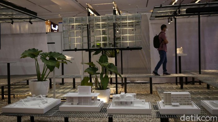 Pameran IndoBuildTech Expo 2021 Kembali Digelar Secara Offline Pameran tahunan terbesar building material dan interior IndoBuildTech Expo ke-19 kembali diselenggarakan. Pameran berlangsung di JCC Senayan, Jakarta.