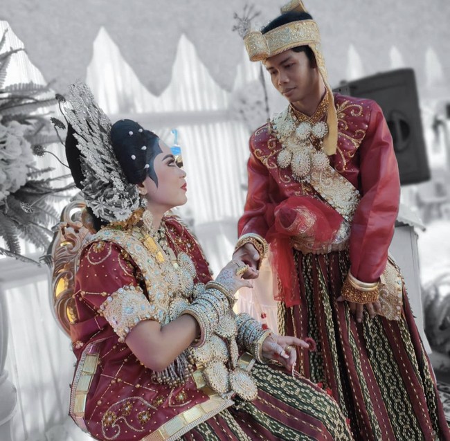 Jodoh dengan pacar❎Jodoh dengan paman✅tidak perlau jauh-jauh mencari yang cocok, karena terkadang jodoh kita berada di depan mata #fyp #bugis #tiktokbugis #tiktok #foryou #sidrap #tanrutedong @insomhere____, tulis akun TikTok @indahnya_veri. Foto: Dok. Instagram @indahnya_veri.