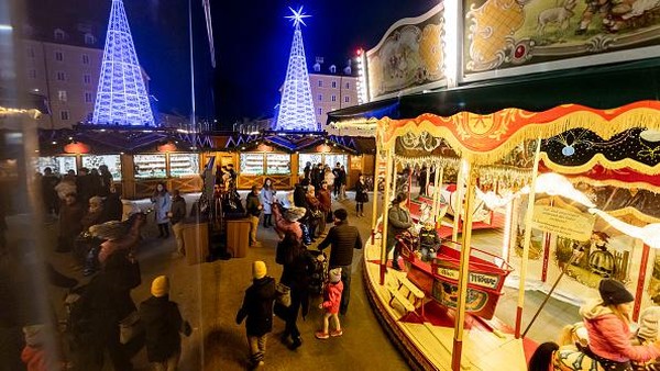 Pasar itu kerap didatangi warga yang hendak mengisi waktu bersama keluarga maupun membeli beragam persiapan menyambut Natal.