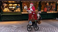 Ada berbagai macam benda yang dijual di pasar tersebut, mulai dari makanan hingga berbagai dekorasi menarik untuk menyambut Natal.