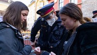 Melansir Getty Images, mulai tanggal 15 November 2021 lalu, warga Austria yang belum divaksin dilarang beraktivitas di luar rumah. Mereka hanya diizinkan meninggalkan untuk keperluan mendesak seperti bekerja, membeli bahan makanan, ke dokter, maupun mendapatkan suntikan vaksin.
