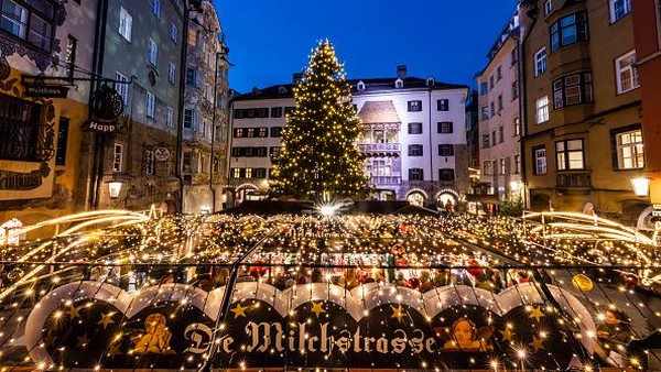 Sementara itu, meski kasus COVID-19 di Austria tengah mengalami peningkatan, Pasar Natal masih menjadi destinasi andalan warga yang hendak membeli berbagai makanan maupun persiapan menyambut Natal.