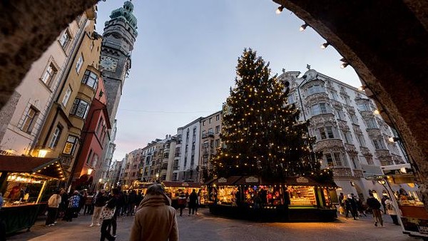 Pasar Natal yang ada di kawasan Innsbruck, Austria, kembali ramai didatangi warga, Senin (15/11/2021) waktu setempat.