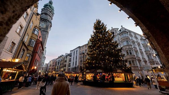 Pasar Natal di Innsbruck, Austria, kembali ramai didatangi warga. Meski begitu, warga yang tak divaksin dilarang untuk beraktivitas di sana guna cegah Corona.