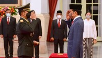 Pelantikan Jenderal Andika Perkasa diawali dengan pembacaan keputusan presiden tentang pemberhentian dan pengangkatan Panglima TNI. Jokowi kemudian memimpin pembacaan sumpah jabatan. Agus Suparto/Biro Setpres