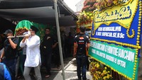 Anggota keluarga dan kerabat mengangkat jenazah mantan politisi Partai Demokrat Max Sopacua di rumah duka, Kabupaten Bogor, Jawa Barat, ke pemakaman, Rabu (17/11/2021).