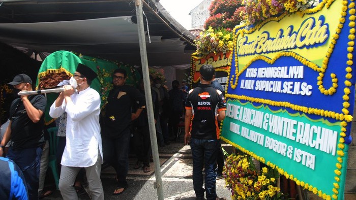 PEMAKAMAN MAX SOPACUA Anggota keluarga dan kerabat membawa foto politisi senior Partai Demokrat Max Sopacua di Tempat Pemakaman Keluarga, Ciomas, Kabupaten Bogor, Jawa Barat, Rabu (17/11/2021). Max Sopacua meninggal dunia setelah menjalani perawatan selama 17 hari di RSPAD Gatot Subroto, Jakarta karena sakit paru-paru. ANTARA FOTO/Arif Firmansyah/rwa.