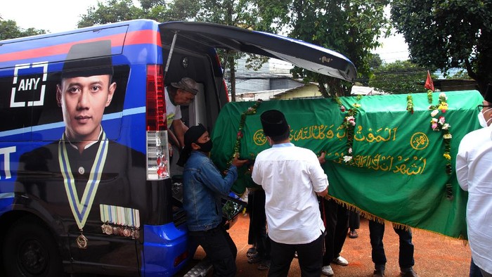 Anggota keluarga dan kerabat membawa foto politisi senior Partai Demokrat Max Sopacua di Tempat Pemakaman Keluarga, Ciomas, Kabupaten Bogor, Jawa Barat, Rabu (17/11/2021). Max Sopacua meninggal dunia setelah menjalani perawatan selama 17 hari di RSPAD Gatot Subroto, Jakarta karena sakit paru-paru. ANTARA FOTO/Arif Firmansyah/rwa.