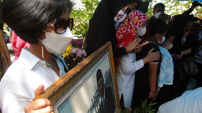 Anggota keluarga dan kerabat membawa foto politisi senior Partai Demokrat Max Sopacua di Tempat Pemakaman Keluarga, Ciomas, Kabupaten Bogor, Jawa Barat, Rabu (17/11/2021). Max Sopacua meninggal dunia setelah menjalani perawatan selama 17 hari di RSPAD Gatot Subroto, Jakarta karena sakit paru-paru. ANTARA FOTO/Arif Firmansyah/rwa.