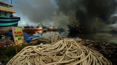 Deretan Kapal Nelayan di Pelabuhan Tegal Terbakar, Kerugian Ditaksir Rp 45 M