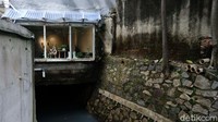 Firdaus menuturkan bangunan tersebut sudah berdiri sejak 2007. Pantauan di lokasi, dari lima bangunan yang berdiri di atas saluran air itu, dua difungsikan sebagai kafe, dan ada satu bangunan yang belum terisi. Diduga, banyaknya bangunan yang melanggar aturan di wilayah Bangka ini menjadi penyebab wilayah ini sering kebanjiran.