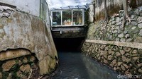 Penampakan kafe yang menarik perhatian publik karena berdiri di atas saluran air yang ada di kawasan Kemang Utara, Jakarta Selatan, Rabu (17/11/2021).