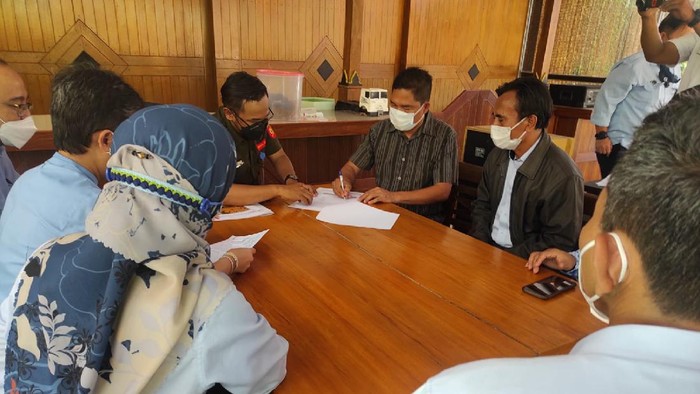 Papan berisi pemberitahuan penyitaan aset dari Kantor Wilayah DJP Daerah Istimewa Yogyakarta (DIY) yang terpasang di aset milik S.