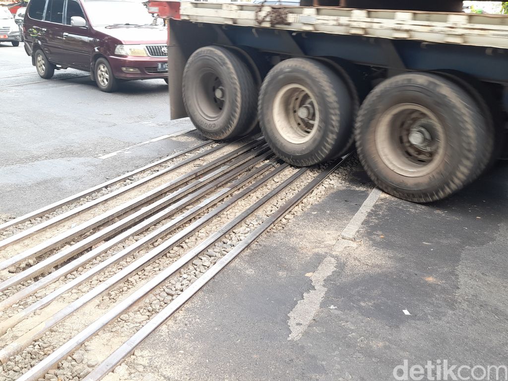 Perlintasan sebidang Jl Makaliwe Raya, Grogol, Jakarta Barat, 17 November 2021 sore. (Marteen Ronaldo Pakpahan/detikcom)