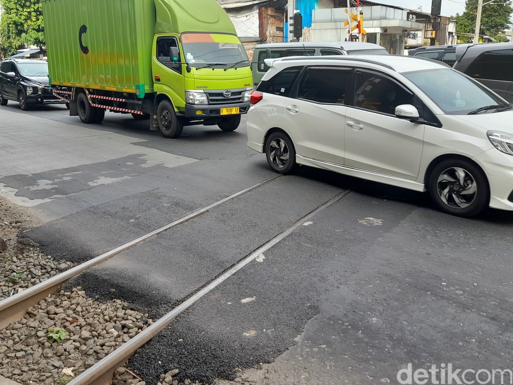 Perlintasan sebidang Jl Makaliwe Raya, Grogol, Jakarta Barat, 17 November 2021 sore. (Marteen Ronaldo Pakpahan/detikcom)
