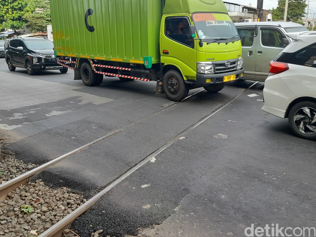 Perlintasan sebidang Jl Makaliwe Raya, Grogol, Jakarta Barat, 17 November 2021 sore. (Marteen Ronaldo Pakpahan/detikcom)