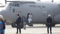 Pesawat transpor Hercules yang ditumpangi Perdana Menteri (PM) India, Narendra Modi, berhasil melakukan pendaratan di ruas jalan raya terbaru. AP/Rajesh Kumar Singh.