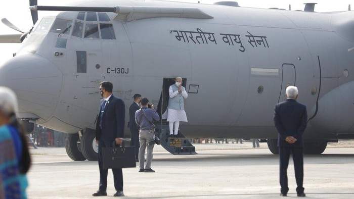 Pesawat Hercules PM India Mendarat di Jalan Tol Perdana Menteri India Narendra Modi tiba untuk peresmian jalan tol Purvanchal sepanjang 341 kilometer (211 mil), di distrik Sultanpur, di negara bagian Uttar Pradesh, India, Selasa, 16 November 2021. (AP Photo/Rajesh Kumar Singh)