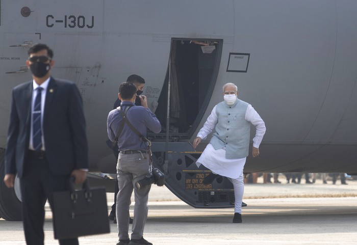 Perdana Menteri India Narendra Modi tiba untuk peresmian jalan tol Purvanchal sepanjang 341 kilometer (211 mil), di distrik Sultanpur, di negara bagian Uttar Pradesh, India, Selasa, 16 November 2021. (AP Photo/Rajesh Kumar Singh)