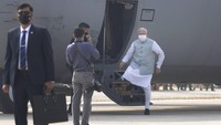 Pesawat transpor raksasa yang membawa PM Modi (71) ini mendarat di bentangan lurus ruas jalan tol baru di wilayah Uttar Pradesh pada Selasa (16/11) waktu setempat. AP/Rajesh Kumar Singh.
