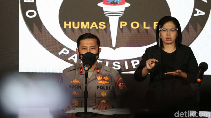 Mabes Polri memberikan keterangan pers terkait penangkapan Ustaz Farid Okbah dan Zain An Najah. Polisi mengungkap keduanya memiliki peranan di Jamaah Islamiyah (JI).