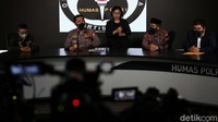 Kepala Biro Penerangan Masyarakat (Karopenmas) Divisi Humas Polri Brigjen Pol Rusdi Hartono (tengah) bersama Staf Khusus Kementerian Agama Mohammad Nuruzzaman (kanan) dan Pengurus Harian Badan Penanggulangan Ekstremisme dan Terorisme (BPET) Majelis Ulama Indonesia (MUI) Muhammad Makmun Rasyid (kiri) memberikan keterangan pers terkait kasus penangkapan terduga teroris jaringan Jamaah Islamiyah (JI) di Gedung Divisi Humas Polri, Jakarta, Rabu, (17/11/2021).