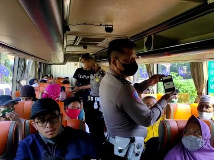 Polisi Majalengka razia vaksinasi di bus