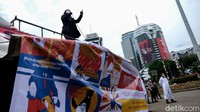 Aksi digelar memperingati hari kesehatan nasional dengan lewat beragam poster yang berisi dampak buruk dari rokok.