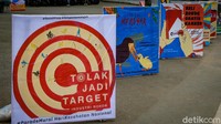 Beragam poster berisi pesan menolak rokok berjejer di lokasi aksi. Parade mural ini bertemakan Potret Buram Kesehatan Negeriku. 